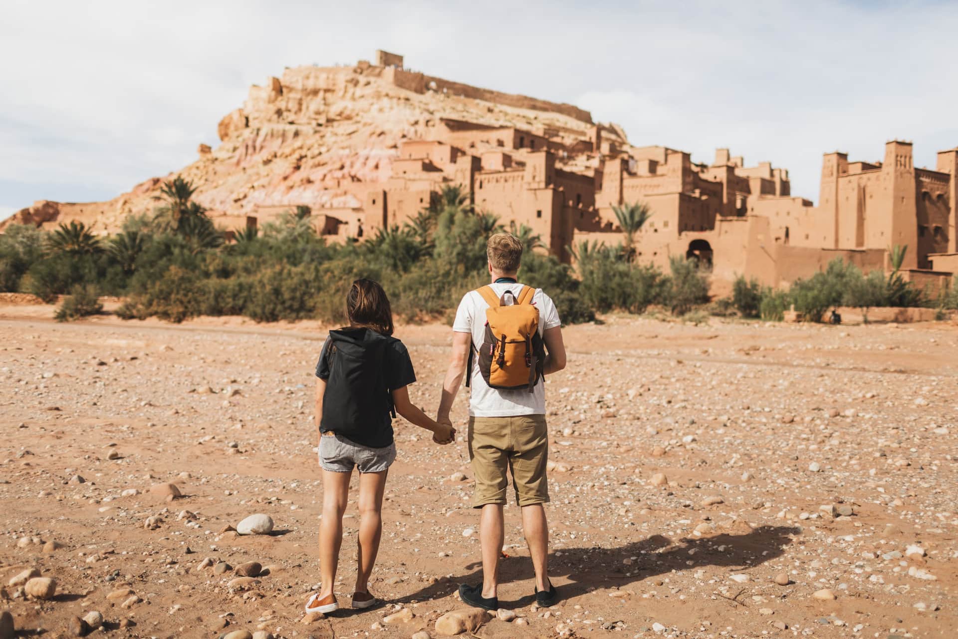 Pareja de viajeros contemplando la kasbah de Aït Ben Haddou, Patrimonio UNESCO de Marruecos