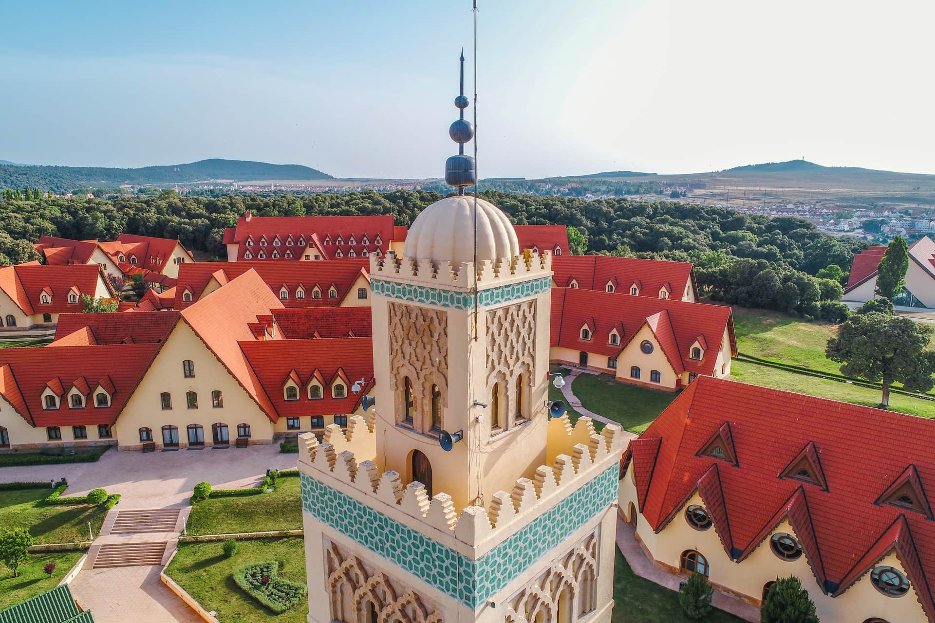 Minarete de mezquita con cúpula blanca y celosías en Ifrane, ciudad alpina de Marruecos con tejados rojos