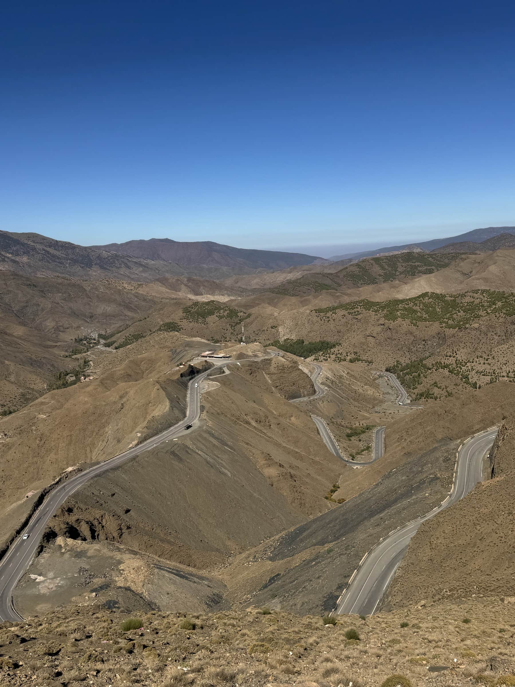Carretera de curvas del puerto de Tizi N'tichka en el Alto Atlas marroquí con vistas panorámicas al valle
