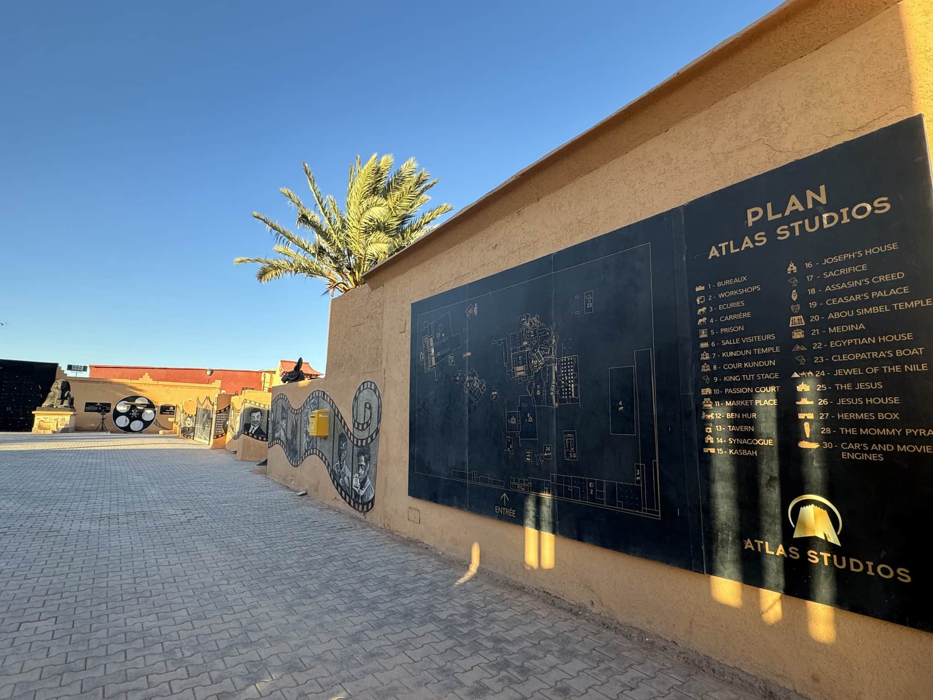 Mapa de Atlas Studios en Ouarzazate, los estudios de cine más grandes de África, bajo cielo azul
