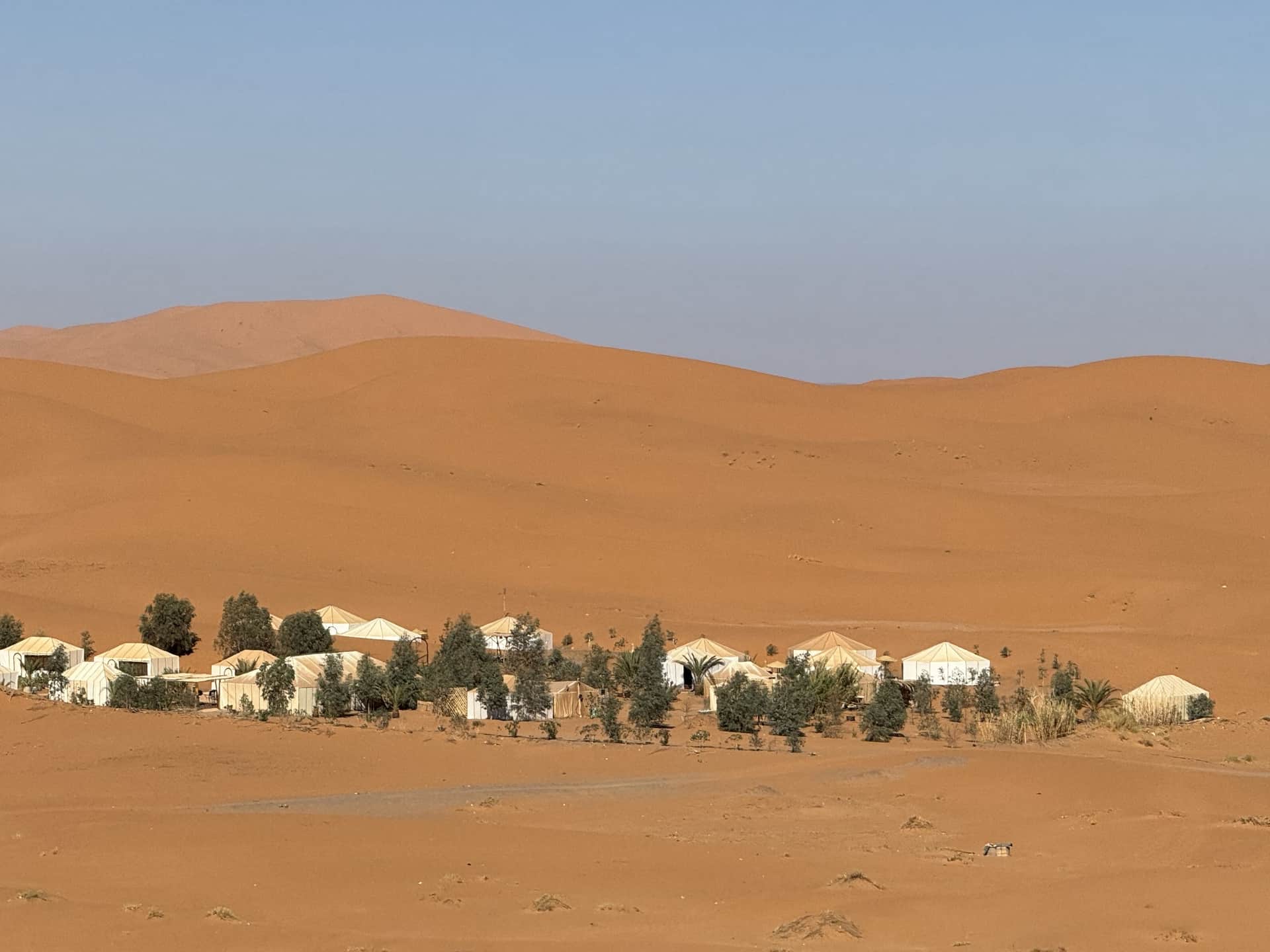 Campamento de jaimas de lujo en las dunas del Erg Chebbi, desierto de Merzouga, Marruecos