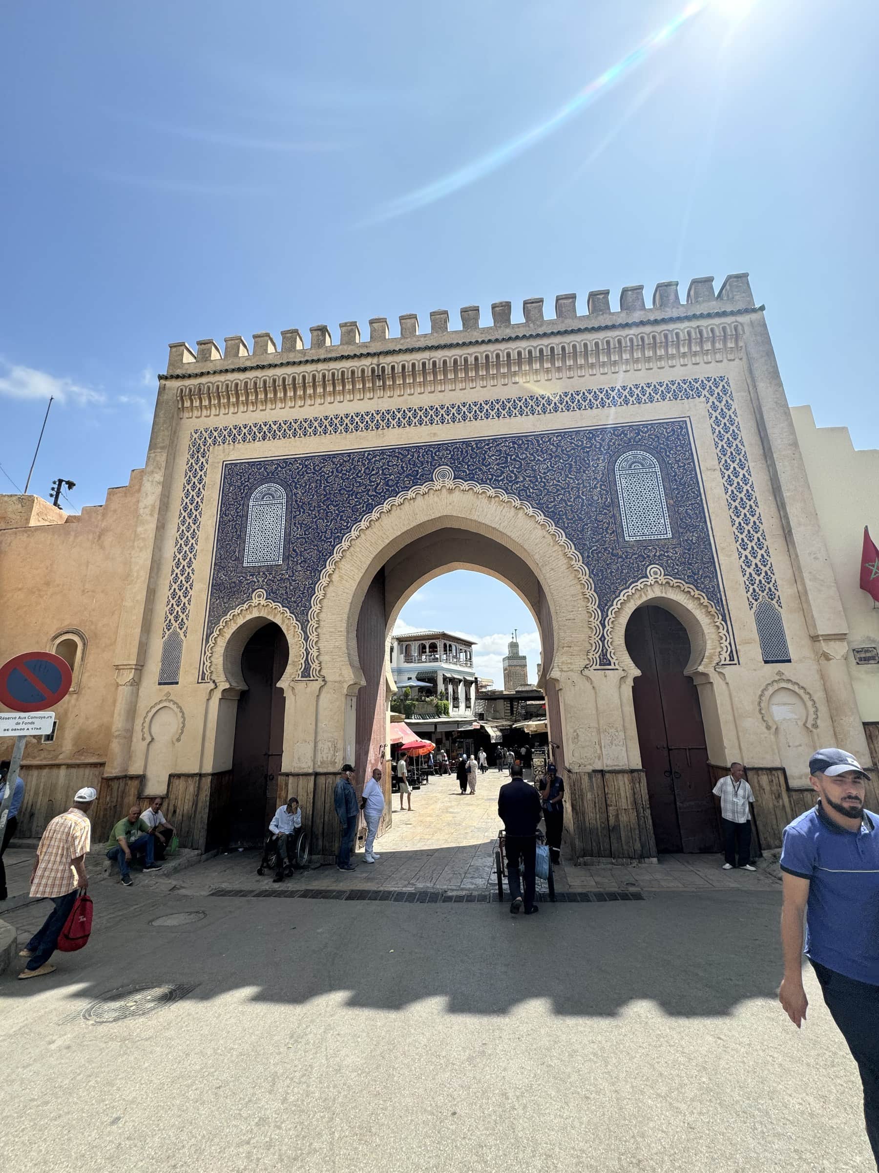 Puerta Bab Bou Jeloud de Fez con azulejos azules y arcos de herradura, entrada a la medina medieval de Marruecos