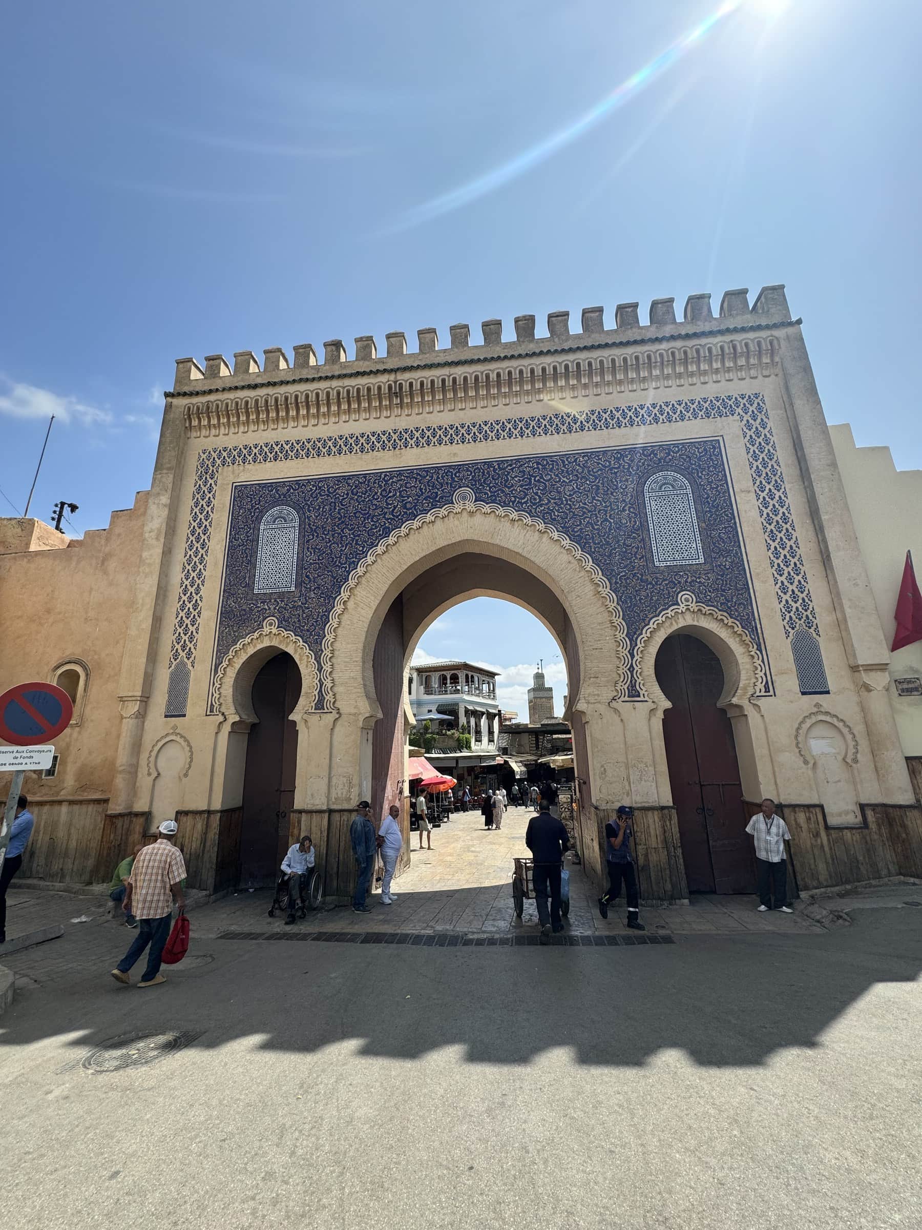 Puerta Bab Bou Jeloud de Fez con arcos de zellige azul y blanco, entrada principal a la medina medieval