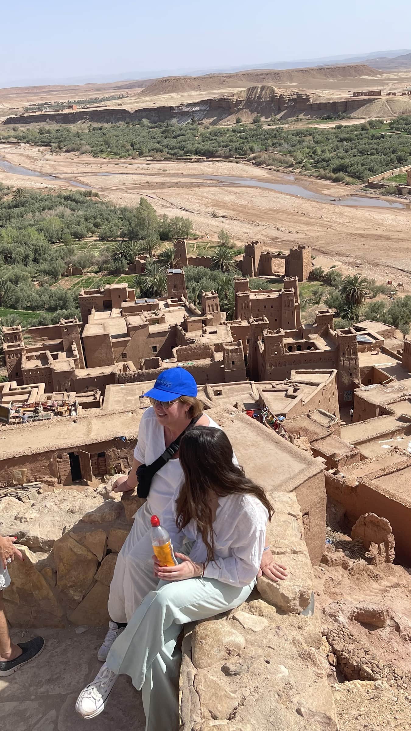 Vistas panorámicas de la kasbah de Ait Ben Haddou desde las murallas superiores, con el río Ounila y palmeral al fondo