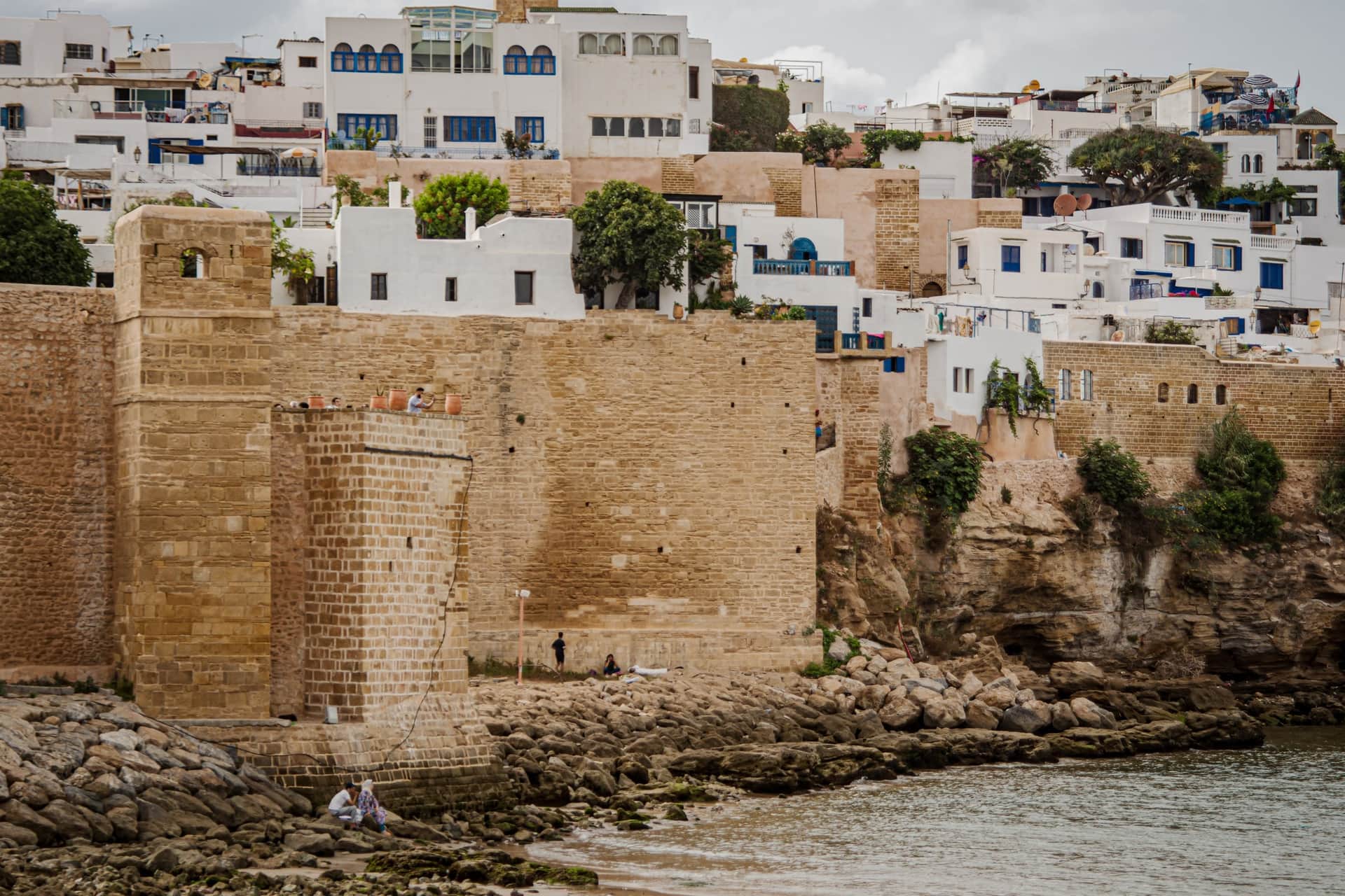 Murallas históricas de la Kasbah de los Udayas en Rabat con casas blancas y azules sobre el río Bou Regreg