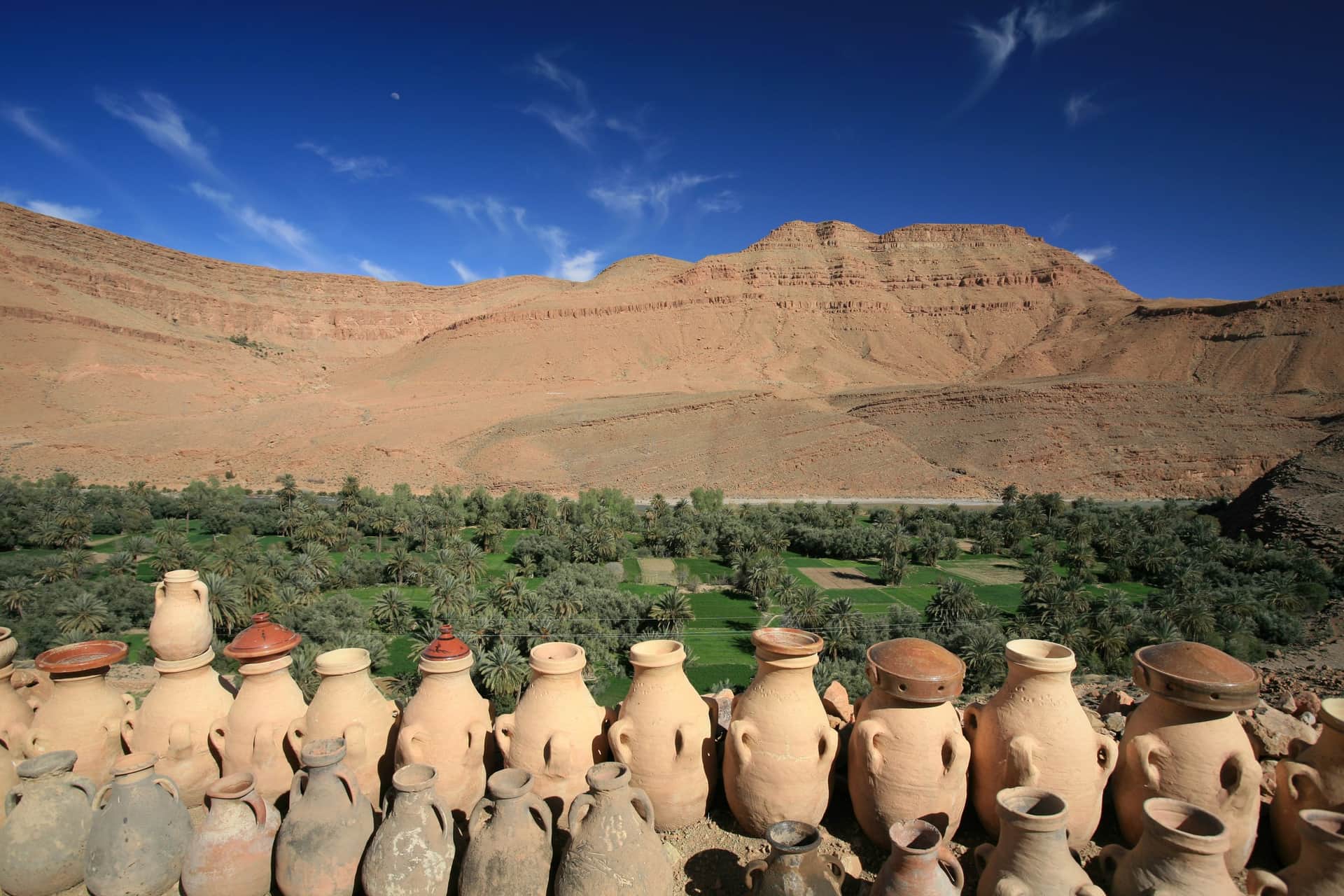 Jarras de barro bereberes con vistas al Valle del Ziz y palmeral entre montañas del Atlas, Marruecos