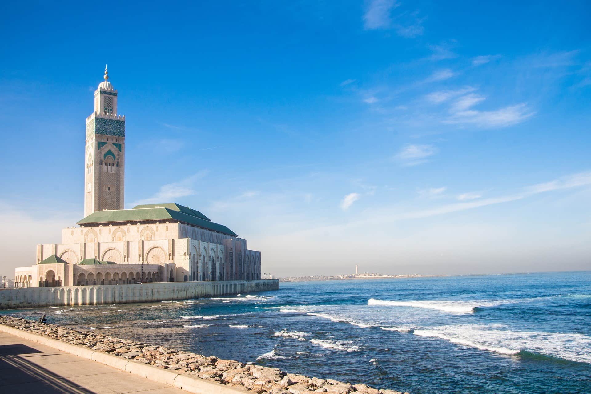 Mezquita Hassan II de Casablanca sobre el Atlántico, con su minarete de 210 metros bajo cielo azul
