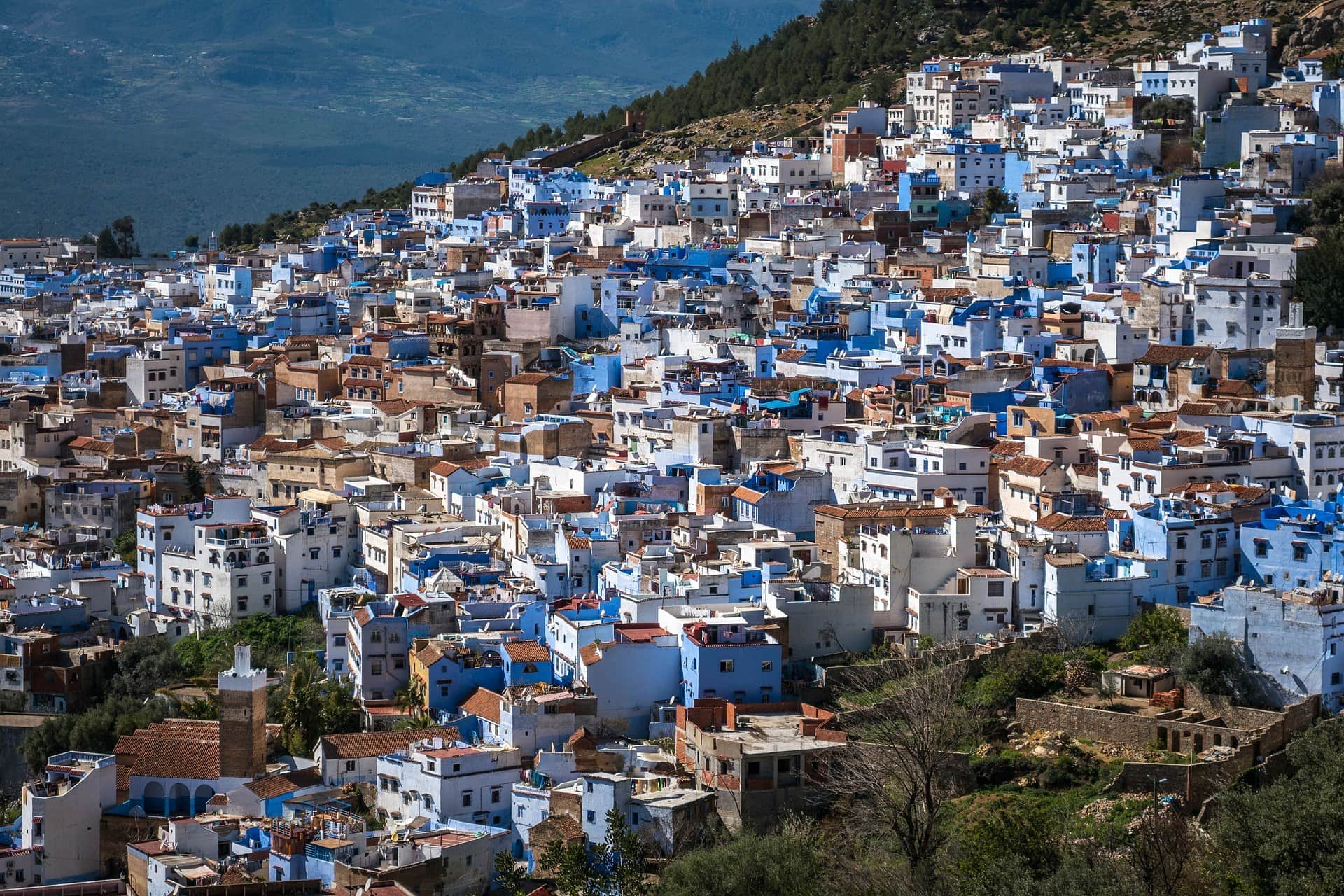Vista panorámica aérea de Chefchaouen, la ciudad azul de Marruecos, con sus casas blancas y azules en las montañas del Rif