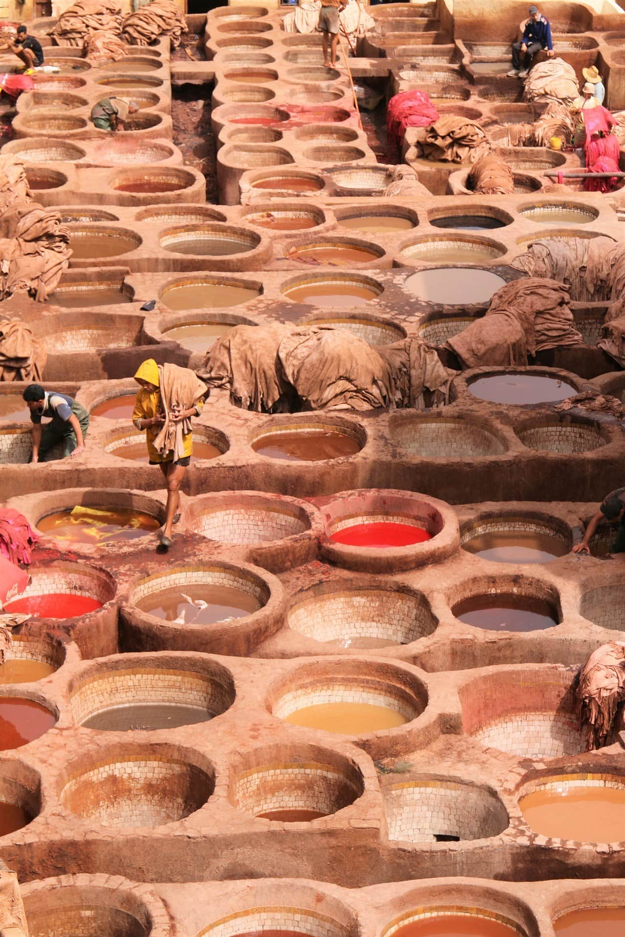 Curtidurías de Chouara en Fez, cubas de tinte con colores vivos y artesanos trabajando el cuero tradicional