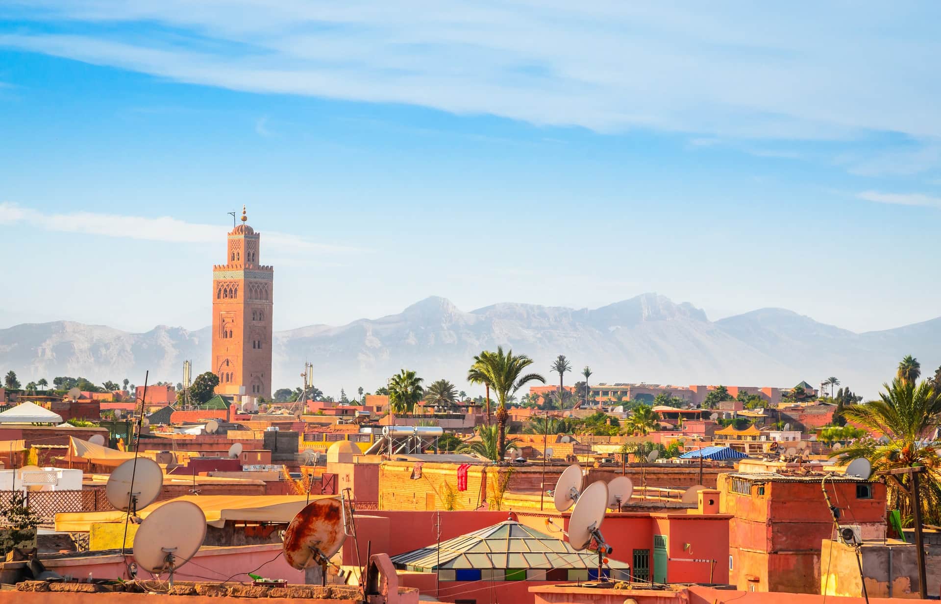 Panorámica de Marrakech con el minarete de la Koutoubia y las cumbres nevadas del Atlas al fondo
