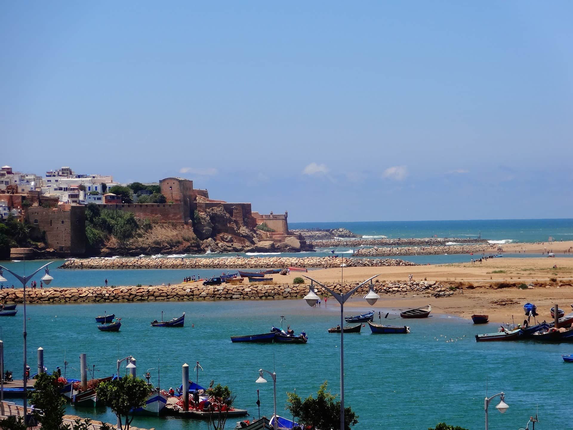 Vista panorámica del río Bou Regreg en Rabat con barcas de pesca y la Kasbah de los Udayas al fondo