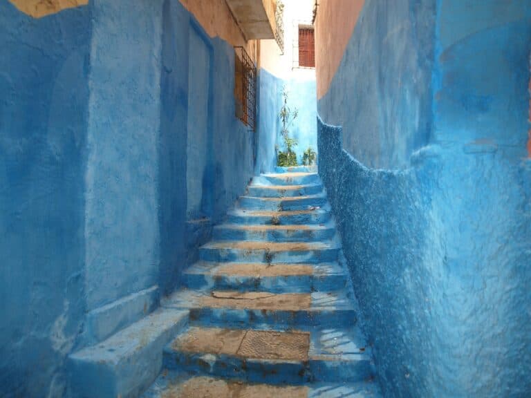 Callejón azul con escaleras de piedra en la medina de Chefchaouen, la ciudad azul de Marruecos