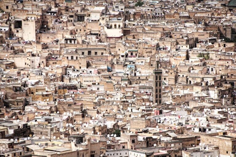 Vista aérea de la medina de Fez con miles de casas de piedra ocre y antenas parabólicas en los tejados, Marruecos