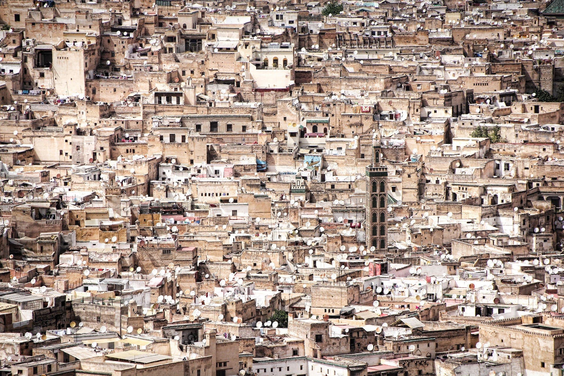 Vista aérea de la medina de Fez con miles de casas de piedra ocre y antenas parabólicas en los tejados, Marruecos