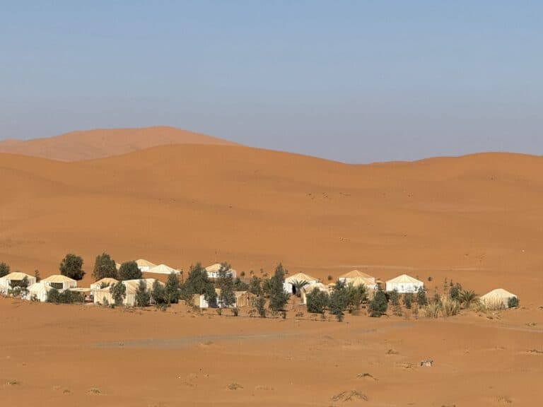 Campamento de jaimas de lujo en las dunas del Erg Chebbi, desierto de Merzouga, Marruecos