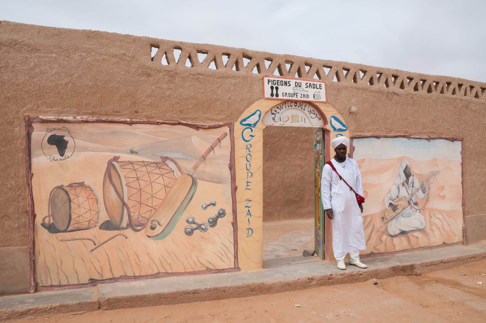 Músico gnawa frente a la sede del Groupe Zaid en Khamlia, pueblo bereber del desierto de Merzouga