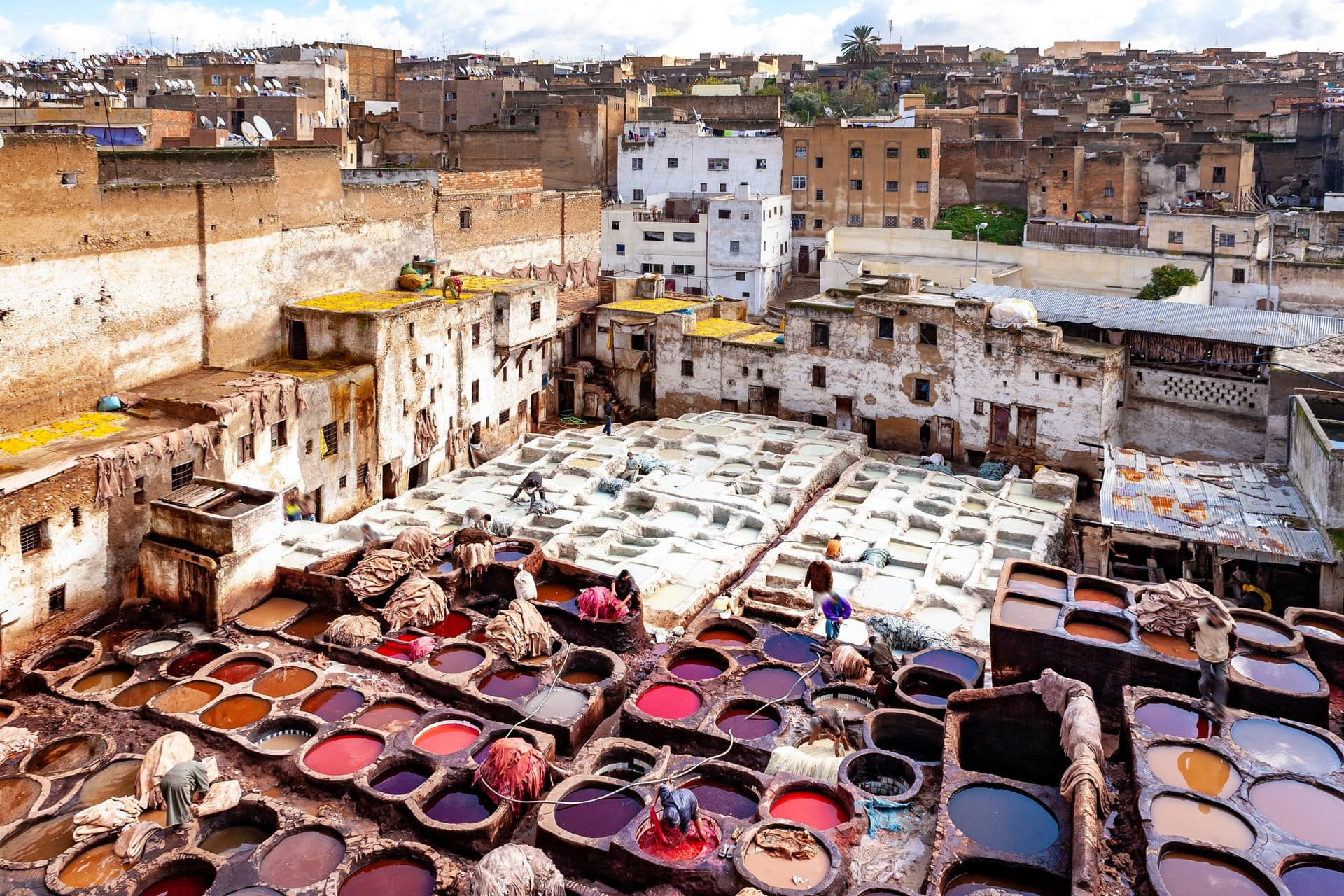 Curtidurías de Chouara en Fez, cubas de tinte coloridas con artesanos trabajando el cuero en la medina medieval