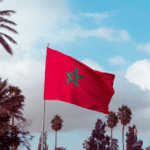 Bandera de Marruecos ondeando, símbolo de identidad cultural en viajes privados