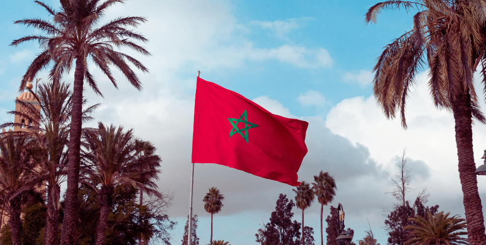 Bandera de Marruecos ondeando, símbolo de identidad cultural en viajes privados